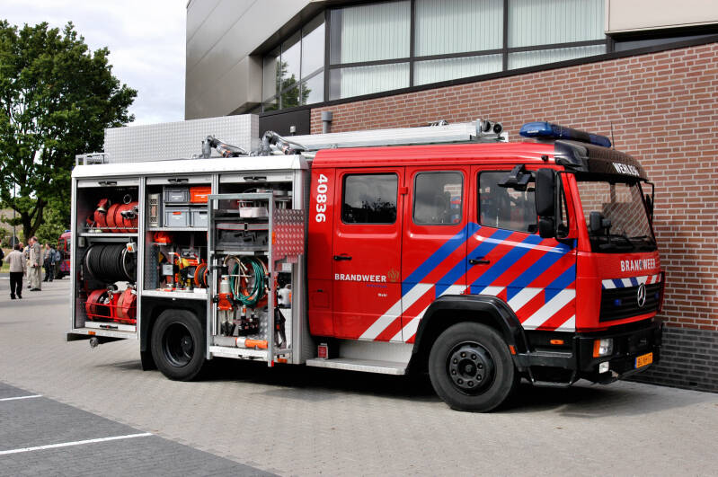 Kenteken: BG-NH-17 Roepnummer: 40-836 > 06-8633 Type voertuig: TS9 LD2800 HD265 T2500 Merk &amp; Type: Mercedes Benz 1124F36[Ecol] Opbouw: Ziegler Brandweertechniek Bouwjaar: 1998 In dienst: 1998 Uit dienst: 2015