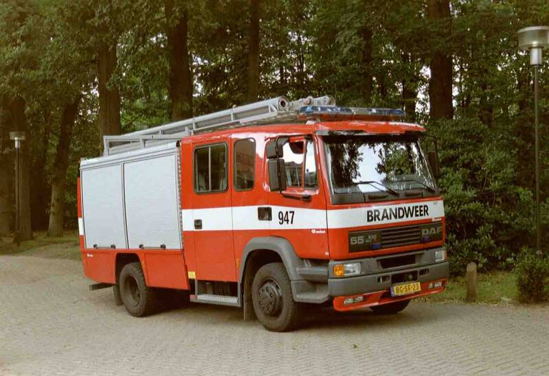 Kenteken: BG-SF-23 Roepnummer: 947 Type voertuig: TS7 LD3000 HD250 T1500 Merk &amp; Type: DAF FF55.230-15CE... Opbouw: Rosenbauer Bouwjaar: 1998 In dienst: 1998 Uit dienst: 2006 Standplaats: Schaarsbergen. Naar regionaal opleidingcentrum ZHZ-Dordrecht
