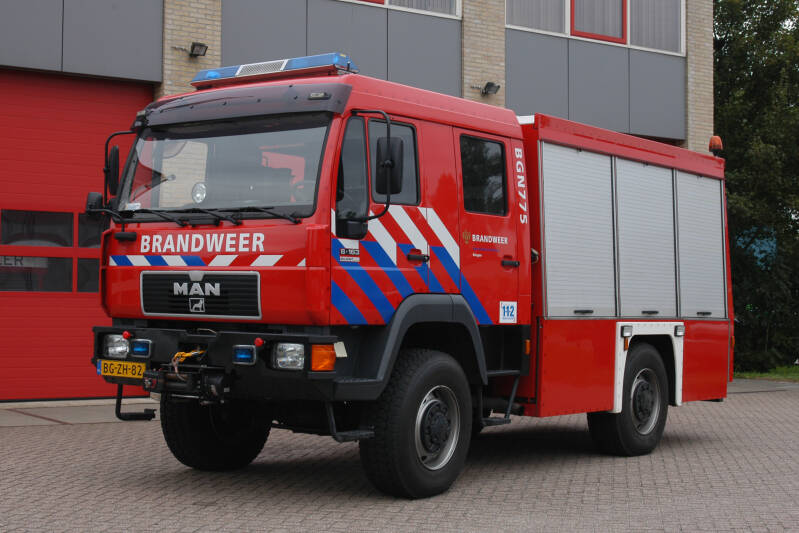 Kenteken: BG-ZH-82 Roepnummer: NHN775 Type voertuig: HV-2 / PM7 Merk &amp; Type: MAN 8.163LAEF[L2000] Opbouw: Libratec Bouwjaar: 1999 In dienst: 2008 Opmerkingen: Regionaal voertuig, door regio overgenomen van brandweer Bergen korps Schoorl. 