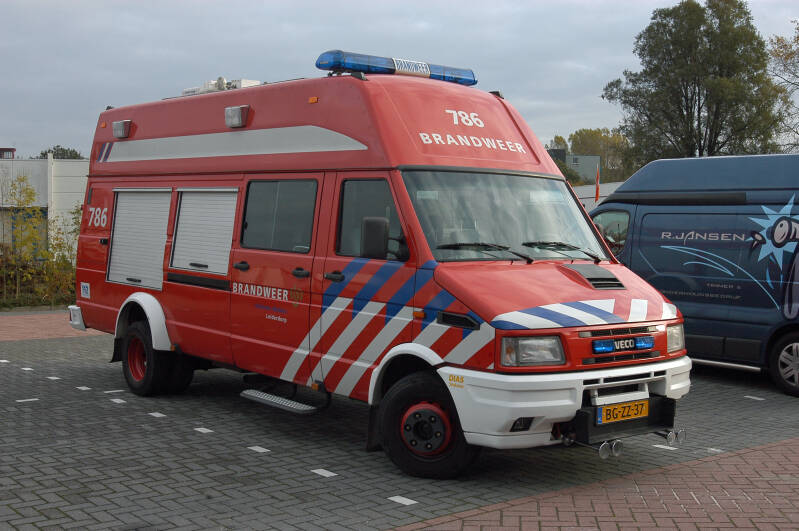 Kenteken: BG-ZZ-37 Roepnummer: 786 Type voertuig: HV-2 / PM6 Merk &amp; Type: Iveco Daily 58.12 Turbo long body Opbouw: Dias &amp; Zn NV Bouwjaar: 1999 In dienst: 1999 Uit dienst: 2006. Geëxporteerd naar: België (bedrijfsbrandweer Oiltanking Gent)