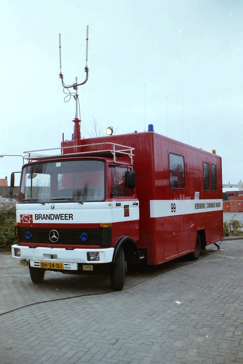 Kenteken: BH-24-DJ Roepnummer: 99 Type voertuig: VC-1 Merk &amp; Type: Mercedes Benz LP809-42 Opbouw: Doeschot-Rosenbauer Bouwjaar: 1983 In dienst: 1983 Uit dienst: Standplaats: den Haag - Loosduinen. Opmerkingen: Regionaal voertuig. 