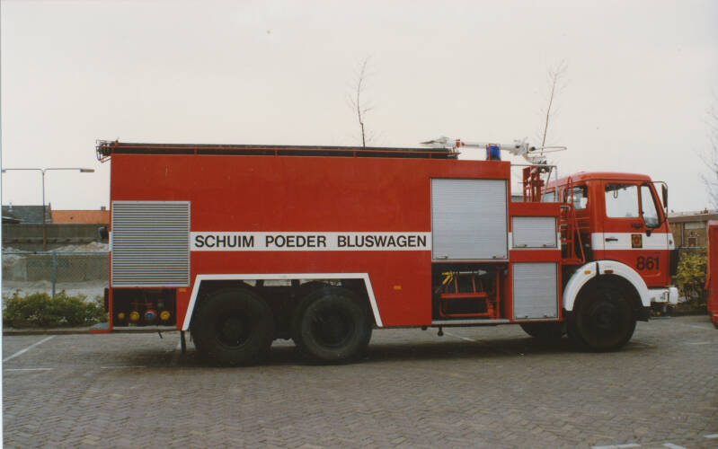 Kenteken: BH-31-TB Roepnummer: 361 > 861 Type voertuig: SPB3 LD2900 T7000/700 P750 Merk &amp; Type: Mercedes Benz 2232AF54 Opbouw: Kronenburg Bouwjaar: 1983 In dienst: 1983 Uit dienst: 2005 Standplaats: Zoetermeer > Rijswijk > Zoetermeer. 