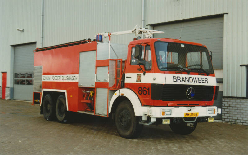 Kenteken: BH-31-TB Roepnummer: 361 > 861 Type voertuig: SPB3 LD2900 T7000/700 P750 Merk &amp; Type: Mercedes Benz 2232AF54 Opbouw: Kronenburg Bouwjaar: 1983 In dienst: 1983 Uit dienst: 2005 Standplaats: Zoetermeer > Rijswijk > Zoetermeer.