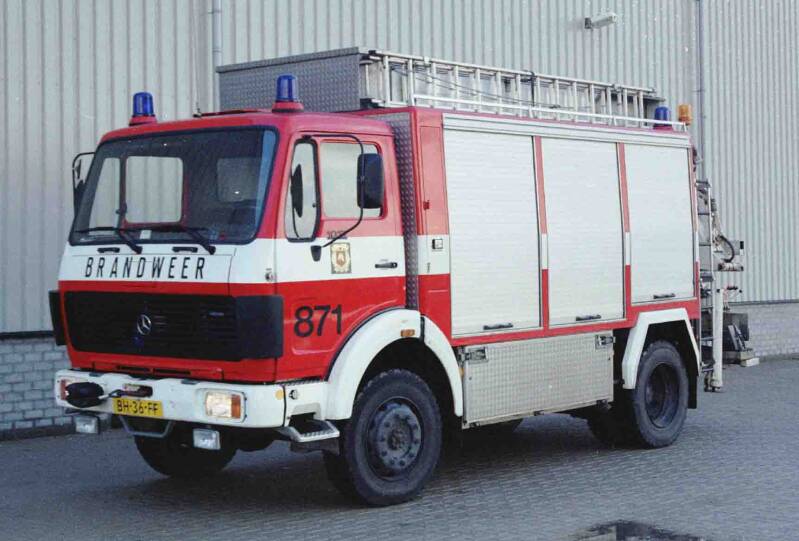 Kenteken: BH-36-FF Roepnummer: 371 &gt; 871 Type voertuig: HV-1 Merk &amp; Type: Mercedes Benz 1017AF36 Opbouw: Doeschot-Hiab Bouwjaar: 1983 In dienst: 1983 Uit dienst: 1995 Standplaats: Zoetermeer