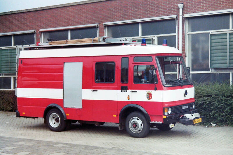 Kenteken: BH-46-VH Roepnummer: 663 > 699 > 5281 Type voertuig: PM10 / SL Merk &amp; Type: Iveco-Fiat 65.10V300 Opbouw: Spijkstaal Bouwjaar: 1983 In dienst: 2000 Uit dienst: 2006