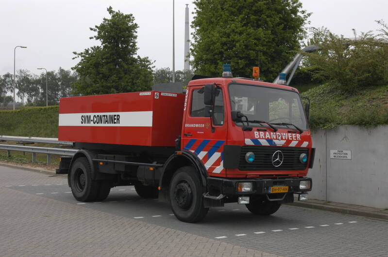 Kenteken: BH-97-HH Roepnummer: 92-582 > B13 Type voertuig: HA Merk &amp; Type: Mercedes Benz 1617KO45 Opbouw: Leebur Bouwjaar: 1983 In dienst: 1996 Uit dienst: 2014 Standplaats: Geleen. Opmerkingen: Overgenomen van brandweer Utrecht.
