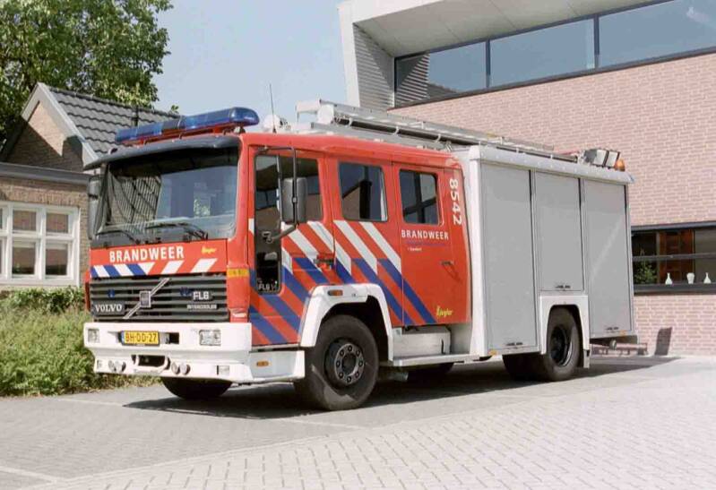 Kenteken: BH-DD-27 Roepnummer: 8542 Type voertuig: TS7 LD3200 HD265 T1500 Merk &amp; Type: Volvo FL617-37 Opbouw: Ziegler Brandweertechniek Bouwjaar: 2000 In dienst: 2000 Uit dienst: 2016. Opmerkingen: Naar Steenbergen als reserve TS