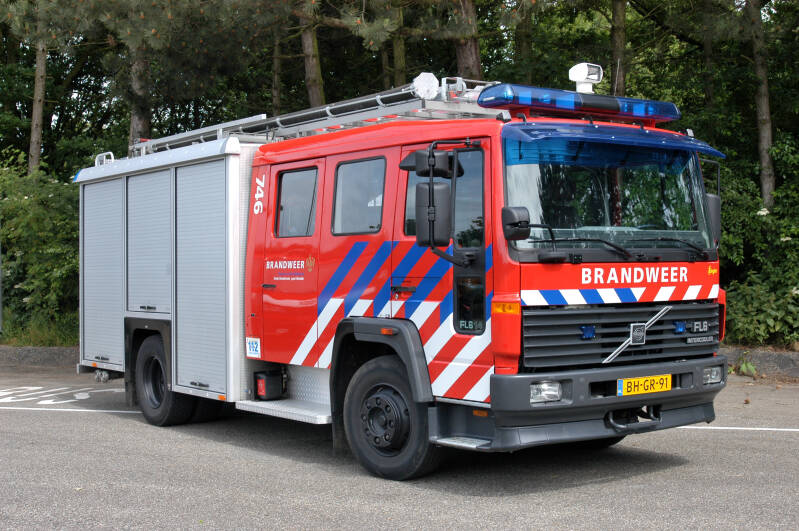 Kenteken: BH-GR-91 Roepnummer: 40-746 > 06-8831 Type voertuig: TS9 LD2800 HD265 T1500 Merk &amp; Type: Volvo FL614-42 Opbouw: Ziegler Brandweertechniek Bouwjaar: 2000 In dienst: 2000 Uit dienst: 2016. Opmerkingen: Naar Doetinchem, korps Wehl,