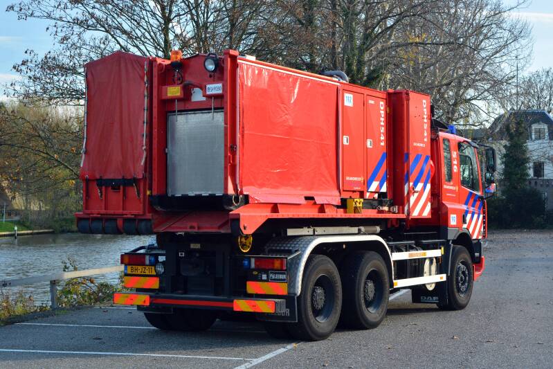 Kenteken: BH-JZ-11 Roepnummer: 46-687 > 09-3981 Type voertuig: HA Merk &amp; Type: DAF FAT75.290CF460 Opbouw: Leebur Bouwjaar: 1999 In dienst: 2011 Uit dienst: 2018. Opmerkingen: Regionaal voertuig. Afkomstig van korps Amersfoort (46-687)