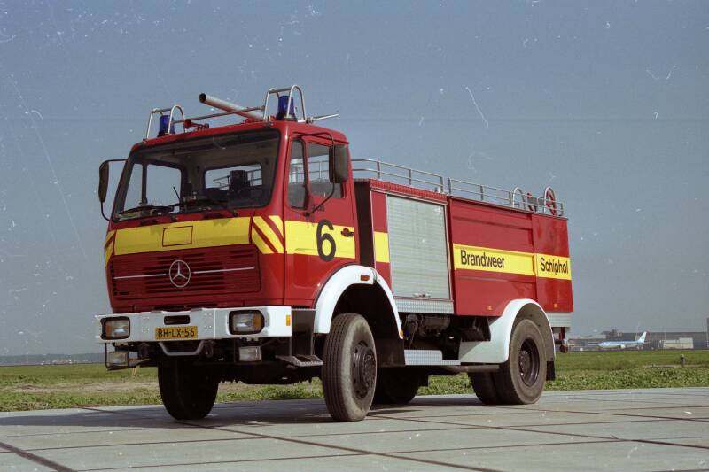 Kenteken: BH-LX-56 Roepnummer: 715/6 Type voertuig: SB2 LD2400 T5000/500 Merk &amp; Type: Mercedes Benz 1719AF38 Opbouw: Metz Bouwjaar: 1979 In dienst: 1999 Uit dienst: 2006 Standplaats: Schiphol - Rijk