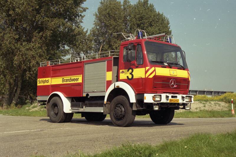Kenteken: BH-LX-57 Roepnummer: 714 > B3 Type voertuig: SB2 LD2400 T5000/500 Merk &amp; Type: Mercedes Benz 1719AF38 Opbouw: Bachert Bouwjaar: 1979 In dienst: 1999 Uit dienst: 2006 Standplaats: Schiphol - Sloten (gem Haarlemmermeer).