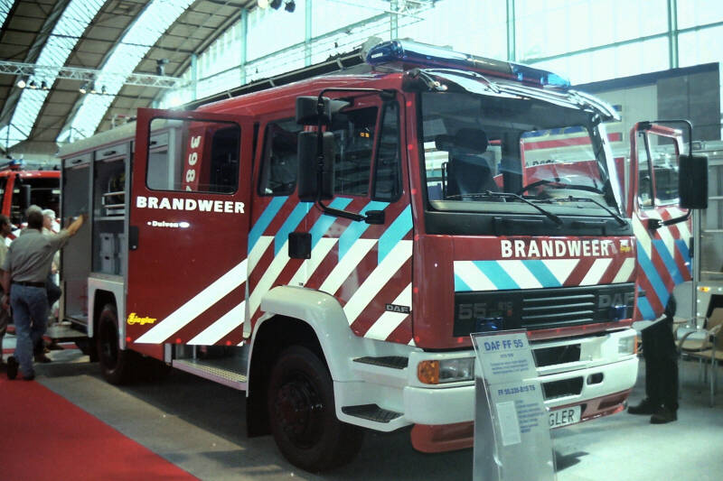 Kenteken: BH-LZ-70 Roepnummer: 39-843 > 07-5632 Type voertuig: TS9 LD3000 HD260 T2000 Merk &amp; Type: DAF FF55.215-13CE360 Opbouw: Ziegler Brandweertechniek Bouwjaar: 1999 In dienst: 1999 Uit dienst: 2015. Opm. Via Ziegler verkocht aan Gezamenlijke Brandweer