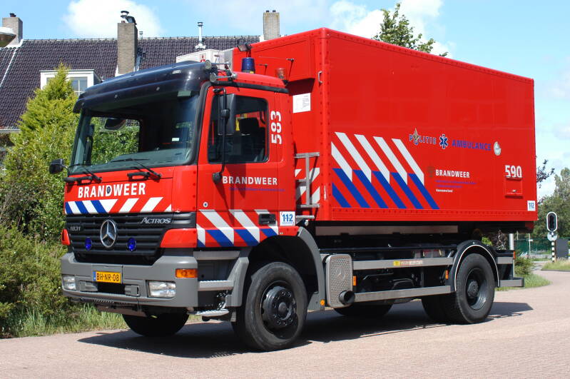 Kenteken: BH-NR-08 Roepnummer: 583 Type voertuig: HA Merk &amp; Type: Mercedes Benz 1831F39[Actros] Opbouw: Leebur Bouwjaar: 1999 In dienst: 2013. pmerkingen: Regionaal voertuig. Afkomstig van brandweer Uitgeest.