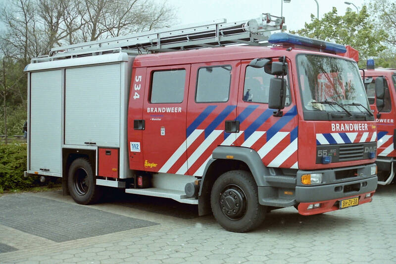 Kenteken: BH-ZV-38 Roepnummer: 534 > 15-6730 Type voertuig: TS7 LD2800 HD265 T1500 Merk &amp; Type: DAF FF55.235-15CE360 Opbouw: Ziegler Brandweertechniek Bouwjaar: 2000 In dienst: 2000 Uit dienst: 2014.Geëxporteerd naar: Argentinië (Salto)  