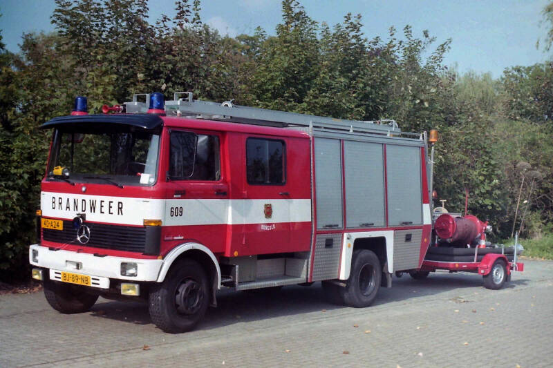 Kenteken: BJ-89-NB Roepnummer: 609 Type voertuig: PM9 Merk &amp; Type: Mercedes Benz LPF1113-36 Opbouw: Doeschot Bouwjaar: 1984 In dienst: 1984 Uit dienst: 2003