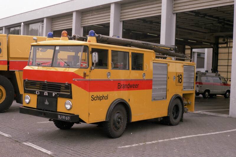 Kenteken: BJ-91-69 Roepnummer: 15 > 18 > 392 Type voertuig: TS.LD….HD…T…. Merk &amp; Type: Daf G1300BA325 Opbouw: Kronenburg Bouwjaar: 1971 In dienst: 1971 Uit dienst: 1987 Standplaats: Schiphol (Gem. Haarlemmermeer)