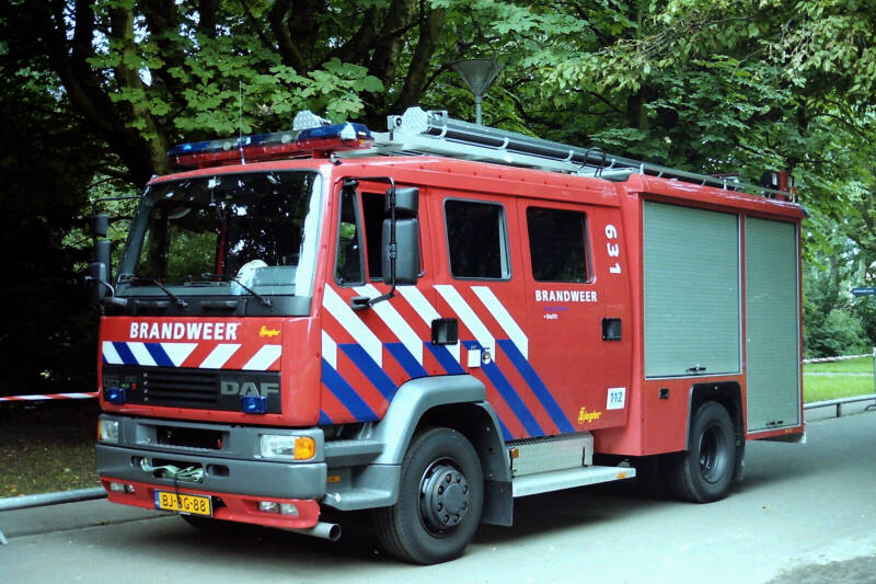 Kenteken: BJ-BG-88 Roepnummer: 631 > 15-4131 Type voertuig: TS7 LD2800 HD265 T1500 Merk &amp; Type: DAF FF55.235-15CE360 Opbouw: Ziegler Brandweertechniek Bouwjaar: 2000 In dienst: 2000 Uit dienst: 2011.Opmerkingen: Naar korps Monster (15-6731) 