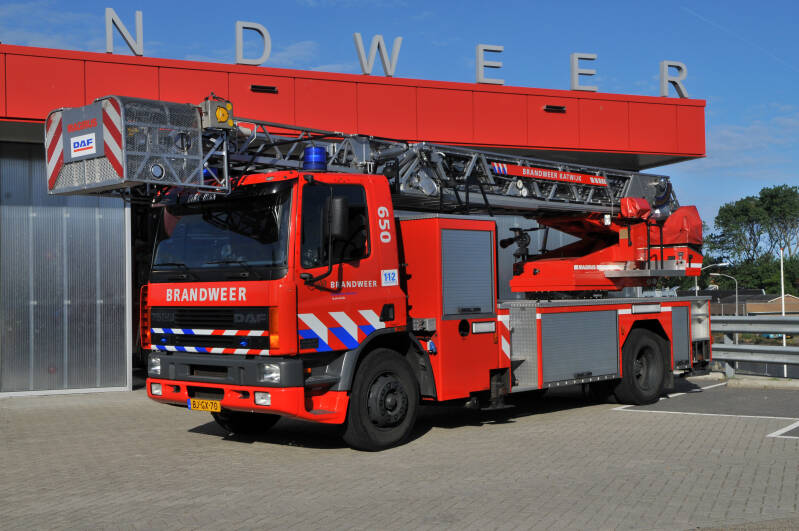 Kenteken: BJ-GX-70 Roepnummer: 66-650 > 16-1752 Type voertuig: AL-K30 Merk &amp; Type: DAF FF75.290CF490 Opbouw: Hilton-Magirus Bouwjaar: 2000 In dienst: 2000. Uit dienst: 2023. 1e Magirus knikarmladder voor Nederlandse brandweer.