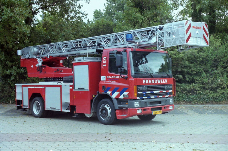 Kenteken: BJ-HF-83 Roepnummer: 651 > 4151 > 03-8652 Type voertuig: AL-K30 Merk &amp; Type: DAF FF75.290CF430 Opbouw: Magirus Bouwjaar: 2000 In dienst: 2000 Uit dienst: 2017. Geëxporteerd naar: Kroatië (Grada Siska)