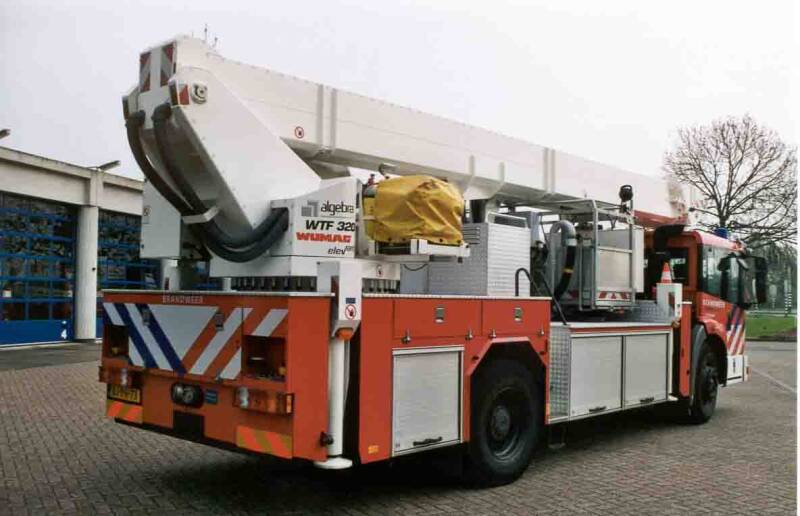 Kenteken: BJ-PH-73 Roepnummer: 652 Type voertuig: HW-32 Merk &amp; Type: Mercedes Benz 1828LLF45[Econ] Opbouw: Wümag Bouwjaar: 2000 In dienst: 2000 Uit dienst: 2011. Geëxporteerd naar: Duitsland (Kabelsketal Löschzug Großkugel)