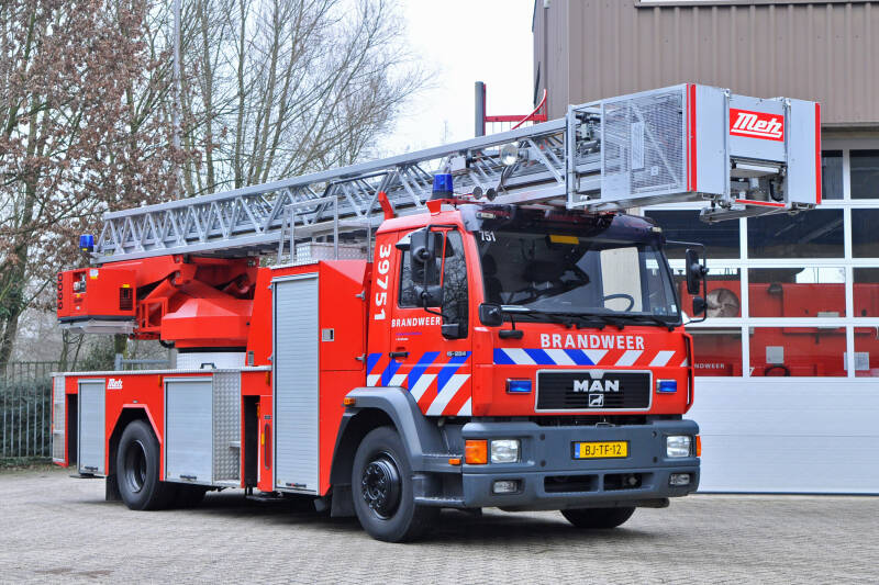 Kenteken: BJ-TF-12 Roepnummer: 39-751 > 07-3753 Type voertuig: AL-K30 Merk &amp; Type: MAN 15.256LF[M2000L-City] Opbouw: Metz Bouwjaar: 2000 In dienst: 2000 Uit dienst: 2017