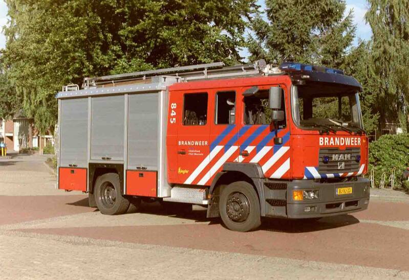 Kenteken: BJ-XJ-23 Roepnummer: 845 > 05-2731 Type voertuig: TS8 LD2800 HD265 T1500 Merk &amp; Type: MAN 18.284MF[M2000-Intercity] Opbouw: Ziegler Brandweertechniek Bouwjaar: 2001 In dienst: 2001 Uit dienst: 2015. Opmerkingen: Naar regio als regionale reserve 
