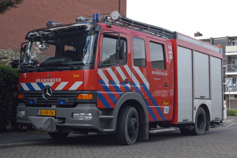 Kenteken: BJ-XR-76 Roepnummer: 18-714 > 18-6031 Type voertuig: TS9 LD2800 HD265 T1500 Merk &amp; Type: Mercedes Benz 1325F36[Atego] Opbouw: Ziegler Brandweertechniek Bouwjaar: 2001 In dienst: 2001 Uit dienst: 2016 Opmerkingen: Naar Oud Beijerland (18-5434)