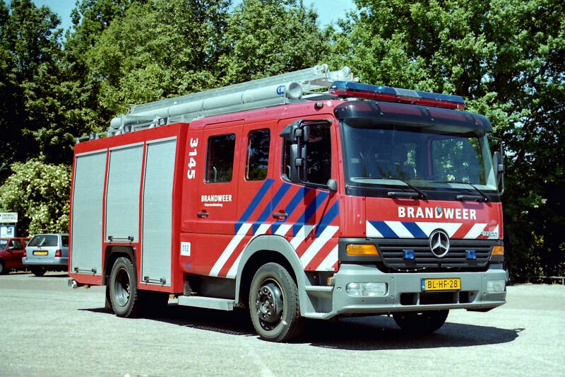 Kenteken: BL-HF-28  Roepnummer: 3145 Type voertuig: TS8 LD3250 H250 T1500 Merk &amp; Type: Mercedes Benz 1325F36[Atego] Opbouw: C&amp;C-Products-Godiva Bouwjaar: 2001 In dienst: 2001 Uit dienst: 2016  Opmerkingen: Naar Dongen 