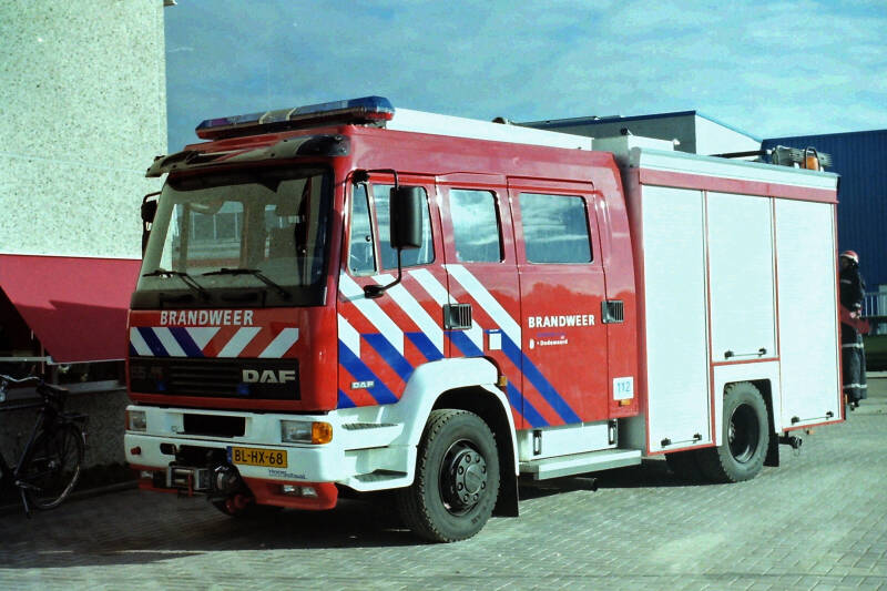 Kenteken: BL-HX-68 Roepnummer: 640 > 44-632 > 08-8131 Type voertuig: TS8 LD3000 HD250 T1500 Merk &amp; Type: DAF FF55.235-15CE360 Opbouw: HDS-Godiva Bouwjaar: 2001 In dienst: 2001 Uit dienst: 2018