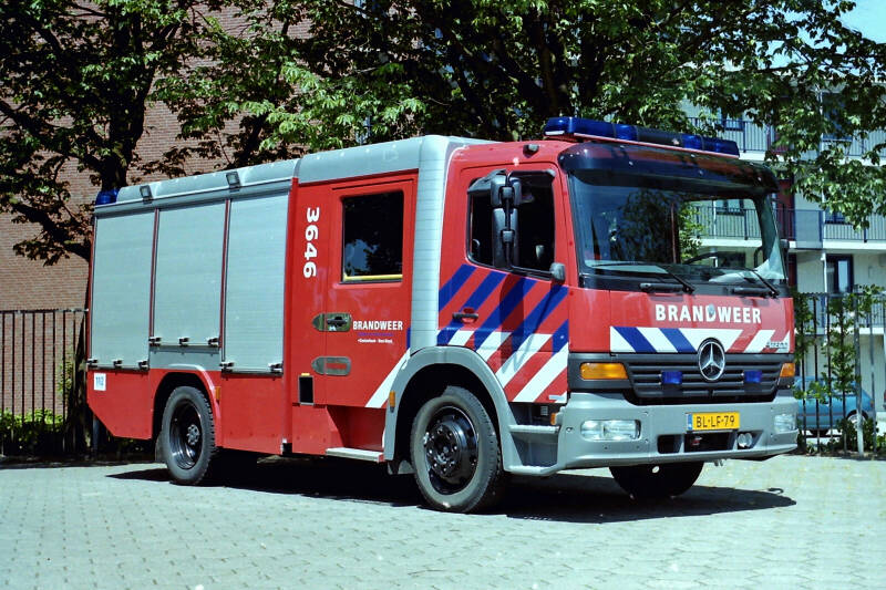 Kenteken: BL-LF-79 Roepnummer: 3646 Type voertuig: TS8 LD3000 HD250 T1500 Merk &amp; Type: Mercedes Benz 1225F36[Atego] Opbouw: BSN-Rosenbauer Bouwjaar: 2001 In dienst: 2001 Uit dienst: 2017