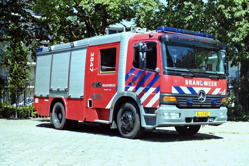Kenteken: BL-LF-82 Roepnummer: 3847 Type voertuig: TS8 LD3000 HD250 T1500 Merk &amp; Type: Mercedes Benz 1225F36[Atego] Opbouw: BSN-Rosenbauer Bouwjaar: 2001 In dienst: 2001 Uit dienst: 2015.Opmerkingen: Naar korps Oosterhout tbv reserve TS cluster Noord 