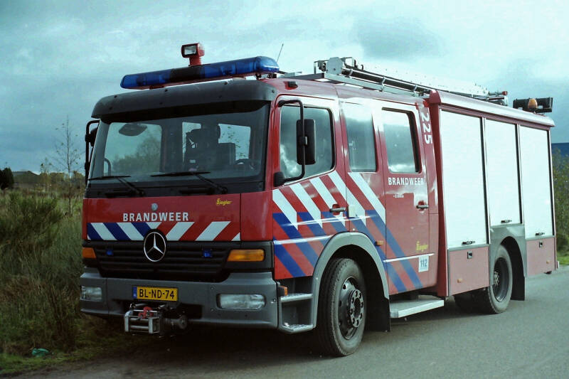 Kenteken: BL-ND-74 Roepnummer: 225 > 06-7331 Type voertuig: TS8 LD2800 HD265 T3000 Merk &amp; Type: Mercedes Benz 1328F38[Atego] Opbouw: Ziegler Brandweertechniek Bouwjaar: 2001 In dienst: 2001 Uit dienst: 2017. Opmerkingen: Naar brandweer Zutphen (06-8233)