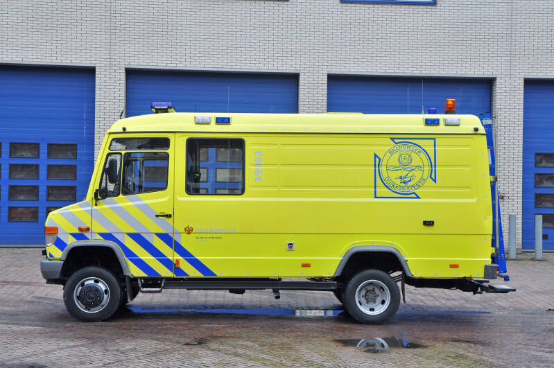 Kenteken: BL-RB-99 Roepnummer: 39.963 Type voertuig: WO Merk &amp; Type: Mercedes Benz 814DA-KA[Vario] Opbouw: Bouwjaar: 1998 In dienst: 2002 Uit dienst: 2009 Opmerkingen: Tbv Duikteam Regio Arnhem ism bergingsbedrijf Logicx, v/h van Amerongen.In 2007 in eige