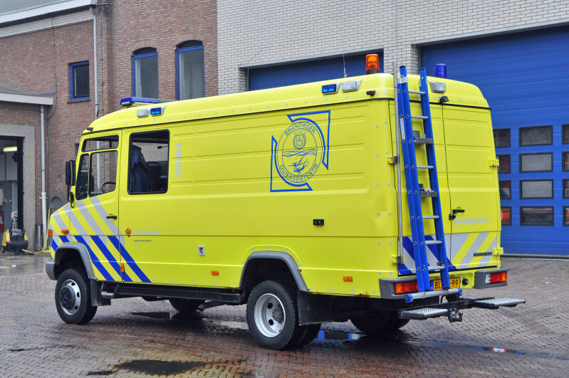 Kenteken: BL-RB-99 Roepnummer: 39.963 Type voertuig: WO Merk &amp; Type: Mercedes Benz 814DA-KA[Vario] Opbouw: Bouwjaar: 1998 In dienst: 2002 Uit dienst: 2009 Opmerkingen: Tbv Duikteam Regio Arnhem ism bergingsbedrijf Logicx, v/h van Amerongen.In 2007 in eige