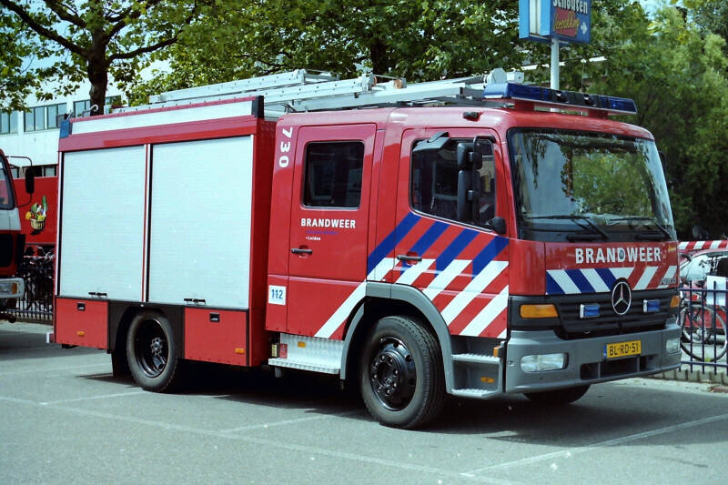 Kenteken: BL-RD-51 Roepnummer: 66-730 > 16-4130 Type voertuig: TS6 LD2800 HD265 T1500 Merk &amp; Type: Mercedes Benz 1225F33[Atego] Opbouw: Ziegler Brandweertechniek Bouwjaar: 2002 In dienst: 2002 Uit dienst: 2017. Geëxporteerd naar: Argentinië (Castelli)
