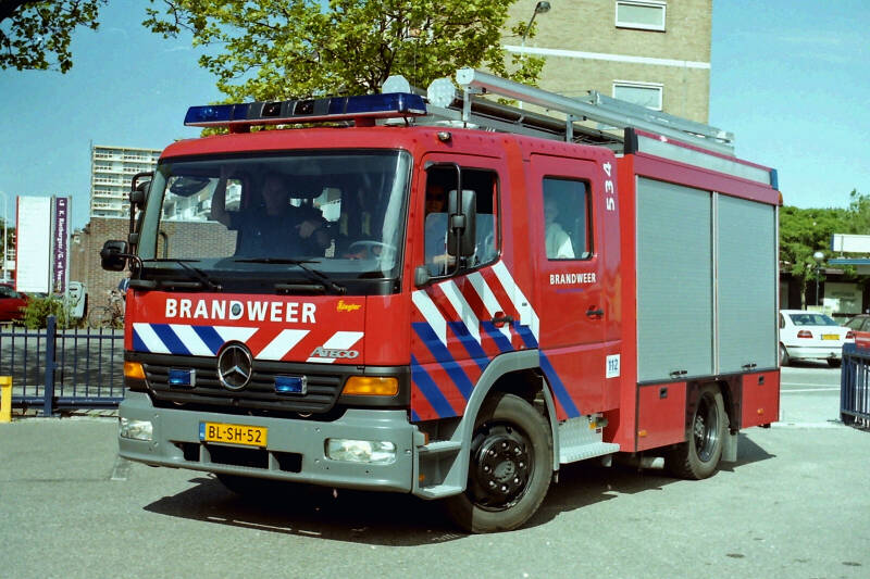 Kenteken: BL-SH-52 Roepnummer: 66-534 > 16-9237 Type voertuig: TS6 LD2800 HD265 T1500 Merk &amp; Type: Mercedes Benz 1225F36[Atego] Opbouw: Ziegler Brandweertechniek Bouwjaar: 2002 In dienst: 2002 Uit dienst: 2009. Regionaal voertuig,.