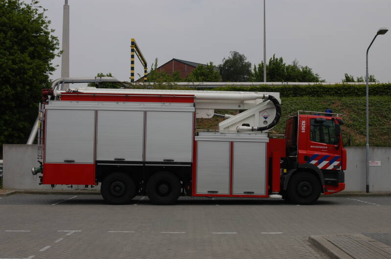 Kenteken: BL-SP-41 Roepnummer: B4 > 92-561 > 24-2562 Type voertuig: SB2 LD6000 T-/5500 Merk &amp; Type: DAF FFN85.380CF405 Opbouw: Hilton-Godiva Bouwjaar: 2002 In dienst: 2002 Uit dienst: Standplaats: Geleen. Met hydraulische blusarm 20 meter.