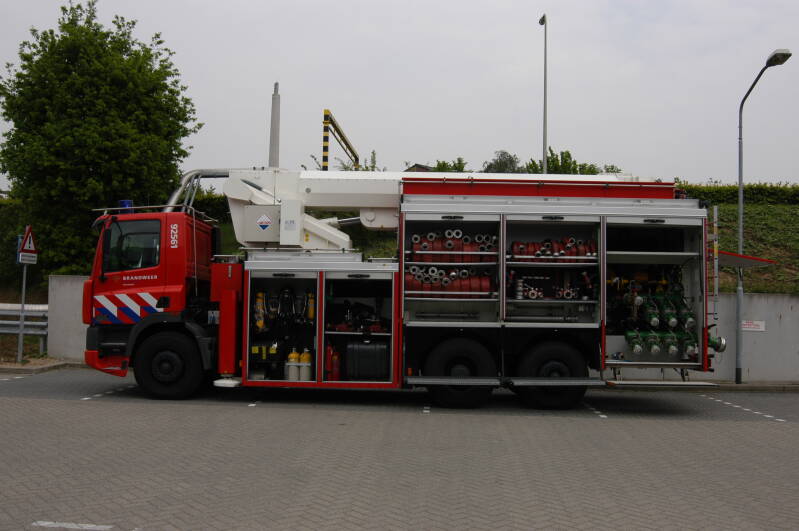 Kenteken: BL-SP-41 Roepnummer: B4 > 92-561 > 24-2562 Type voertuig: SB2 LD6000 T-/5500 Merk &amp; Type: DAF FFN85.380CF405 Opbouw: Hilton-Godiva Bouwjaar: 2002 In dienst: 2002 Uit dienst: Standplaats: Geleen. Met hydraulische blusarm 20 meter.