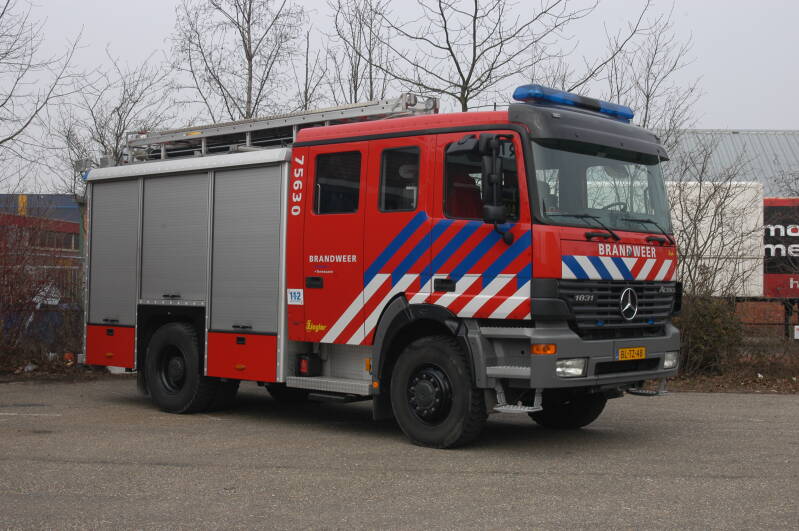 Kenteken: BL-TZ-48 Roepnummer: 75-630 > 75-631 Type voertuig: TS8 LD5000 HD265 T2400 Merk &amp; Type: Mercedes Benz 1831AF39[Actros] Opbouw: Ziegler Brandweertechniek Bouwjaar: 2002 In dienst: 2002 Uit dienst: 2011.Opmerkingen: Naar post Koegors (19-6631) 