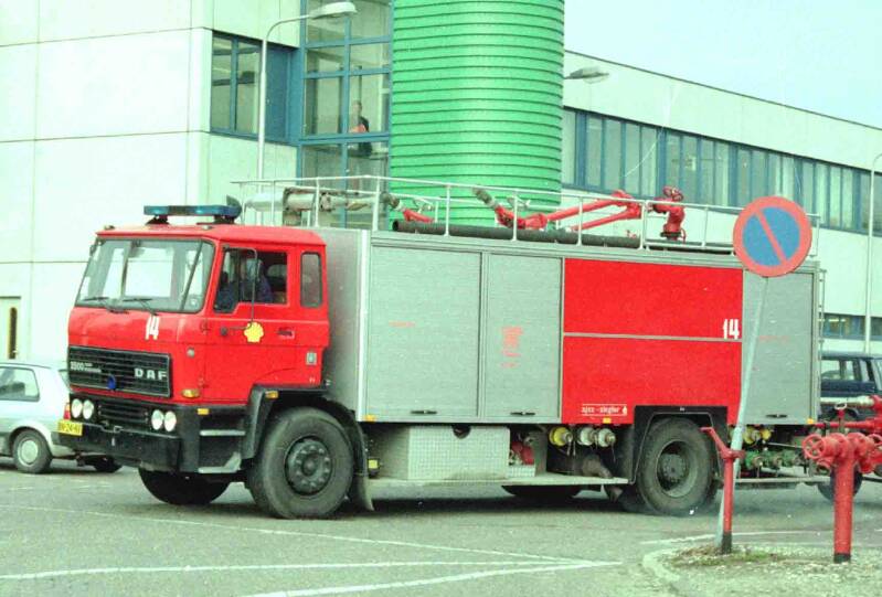 Kenteken: BN-24-NV Roepnummer: BW-14 > BW-02 Type voertuig: AS2 LD4800 T-/6000 P750 Merk &amp; Type: DAF FF2505DHS445 Opbouw: Ajax-de Boer-Ziegler Bouwjaar: 1985 In dienst: 1985 Uit dienst: 2014 Standplaats: Pernis