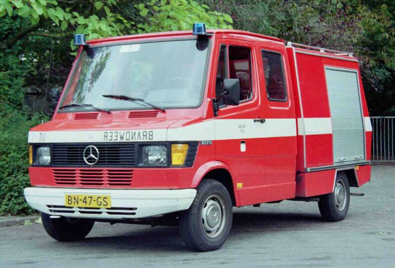 Kenteken: BN-47-GS Roepnummer: 711 Type voertuig: TS4 MD100 T600 Merk &amp; Type: Mercedes Benz 307D30 Opbouw: Comet / eigen bouw Bouwjaar: 1985 In dienst: 1985 Uit dienst: 1999. Opmerkingen: Verkocht aan Brandweer Bunnik, aldaar omgebouwd tot PM-Milieu 