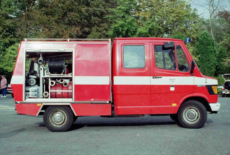 Kenteken: BN-47-GS Roepnummer: 711 Type voertuig: TS4 MD100 T600 Merk &amp; Type: Mercedes Benz 307D30 Opbouw: Comet / eigen bouw Bouwjaar: 1985 In dienst: 1985 Uit dienst: 1999. Opmerkingen: Verkocht aan Brandweer Bunnik, aldaar omgebouwd tot PM-Milieu 