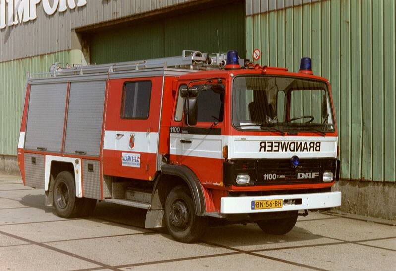 Kenteken: BN-56-BH Roepnummer: 726 Type voertuig: TS6 LD3000 HD250 T1500 Merk &amp; Type: DAF FF1100DT325 Opbouw: Doeschot-Rosenbauer Bouwjaar: 1985 In dienst: 1985 Uit dienst: 2000.Geëxporteerd naar: Denemarken (Fjelstrup > 2007 Viborg BV, St Fjens) 