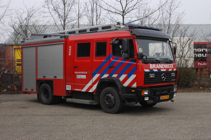 Kenteken: BN-GF-96 Roepnummer: 5920 > 19-8136 Type voertuig: TS7 LD3250 HD250 T1500 Merk &amp; Type: Mercedes Benz 1124F33[Ecol] Opbouw: Somati-Godiva Bouwjaar: 2003 In dienst: 2004 Uit dienst: Standplaats: Sluiskil.