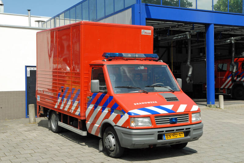 Kenteken: VG-PN-21 > BN-HD-47 Roepnummer: 776 Type voertuig: AB Merk &amp; Type: Iveco Turbo Daily 35.10 Opbouw: Scheenaard Bouwjaar: 1995 In dienst: 1995 Uit dienst: 2000 Standplaats: Voorburg. Opmerkingen: In fusie meegegaan naar Leidschendam-Voorburg.
