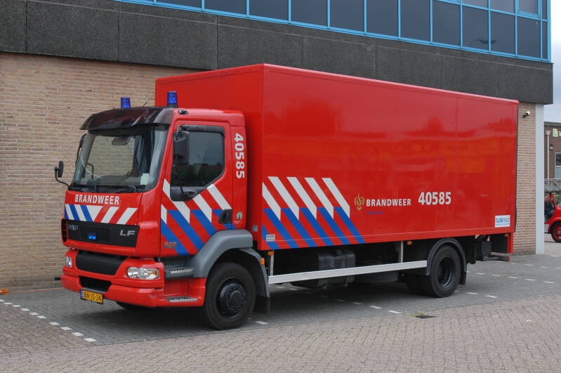 Kenteken: BN-JS-34 Roepnummer: 40-585 > 06-9582 Type voertuig: VW Merk &amp; Type: DAF FA LF55.180CF450 Opbouw: Susselbeek Bouwjaar: 2003 In dienst: 2003 Uit dienst: 201. Opmerkingen: Regionaal voertuig. Naar Wehl (afd. Logistiek, 06-9582)