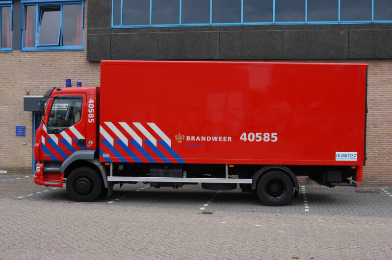 Kenteken: BN-JS-34 Roepnummer: 40-585 > 06-9582 Type voertuig: VW Merk &amp; Type: DAF FA LF55.180CF450 Opbouw: Susselbeek Bouwjaar: 2003 In dienst: 2003 Uit dienst: 201. Opmerkingen: Regionaal voertuig. Naar Wehl (afd. Logistiek, 06-9582)