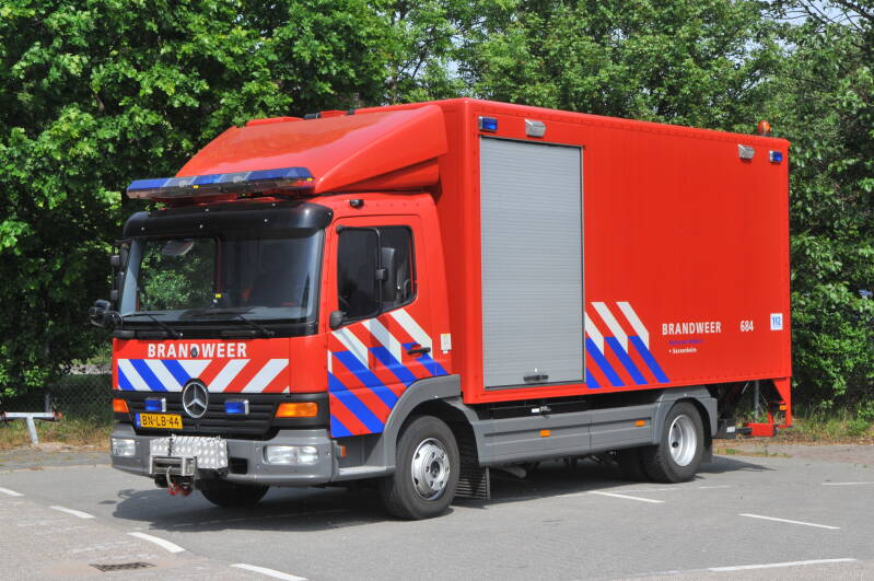 Kenteken: BN-LB-44 Roepnummer: 684 > 16-1271 Type voertuig: HV-2 Merk &amp; Type: Mercedes Benz 1018-36[Atego] Opbouw: Akkermans Bouwjaar: 2003 In dienst: 2003 Uit dienst: 2017. Opmerkingen: Regionaal voertuig. Naar Koudekerk (16-9282)