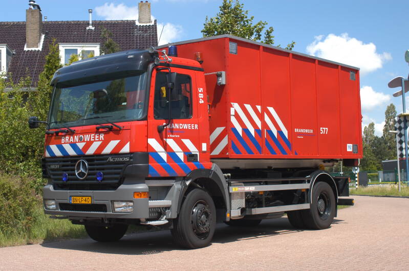 Kenteken: BN-LF-40 Roepnummer: 54-584 > 12-1287 Type voertuig: HAT Merk &amp; Type: Mercedes Benz 1831AK39[Actros] Opbouw: Leebur Bouwjaar: 2003 In dienst: 2003 Uit dienst: 2018. Opmerkingen: Regionaal voertuig