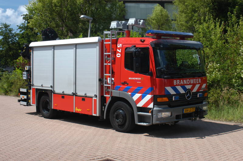 Kenteken: BN-LZ-77 Roepnummer: 570 Type voertuig: HV-KR Merk &amp; Type: Mercedes Benz 1325F36[Atego] Opbouw: Ziegler Brandweertechniek-Hiab Bouwjaar: 2003 In dienst: 2003 Uit dienst: 2011. Opmerkingen: Naar brandweer Hoofddorp.
